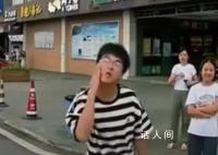 男子服务区按喇叭遭男孩挑衅 男孩扔纸巾和多次动作挑衅