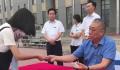 河南一老板给贫困大学生现场发钱 得到网友的广泛赞扬和认可