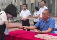河南一老板给贫困大学生现场发钱 得到网友的广泛赞扬和认可