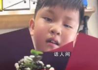 男孩攒钱替去世爸爸买花送妈妈 特意挑选了代表好心情的红色花束