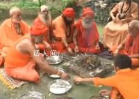 印度再次挑战登月,民间作法祈祷