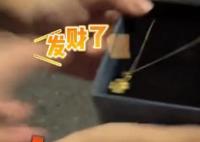 七夕节两女子翻垃圾桶捡到金项链 女生激动得连声大叫
