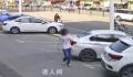 男子沿街专挑豪车连砸十几辆 目前该男子已被警方带走