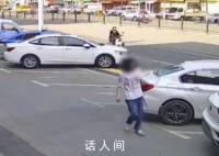 男子沿街专挑豪车连砸十几辆 目前该男子已被警方带走