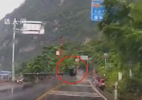 男子驾车20秒3次遇山上滚落巨石 自嘲：现实版死里逃生