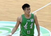 郭艾伦热身赛中被驱逐出场 离场时郭艾伦与球迷告别