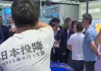 男子穿“日本投降”T恤买日系车