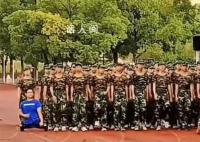 失腿男孩借助平衡车参加军训 这孩子没有掉队他一辈子都不会掉队