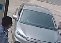 窃贼当场被抓才知道是派出所门口 警察看惊了