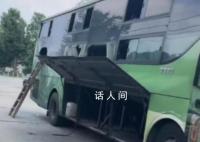 大巴起火致7岁女孩烧伤在ICU救治 女孩脸上身上都被烧伤伤情较为严重