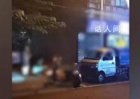 男子路边烧纸祭祀遭大妈泼水驱逐 大妈有点烦爆发了