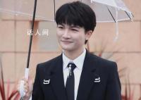 周深红毯上修伞 展现艺人的贴心与敬业