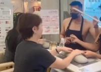 美甲店帅哥光膀子服务?老板回应