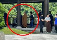 95岁李嘉诚坐轮椅到寺庙 周凯旋贴身照顾