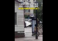 男孩拉门不松手被误会为熊孩子 网友：善良是从小在心里种下的种子