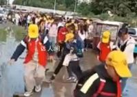 学生踩砖头走泥路入校 学校回应