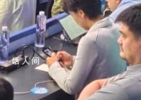 观众席球迷喊:姚明你上吧!