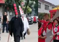 中元节市民扮黑白无常游街 为中元节增添了一抹独特的风景