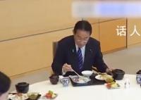 岸田文雄摆拍试吃福岛海鲜 边吃边夸