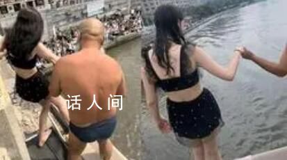 俄罗斯美女加入天津大爷跳水队伍 引市民们前来围观