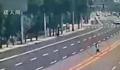 在押罪犯狱外就医逃跑 监控曝光