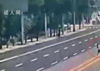 在押罪犯狱外就医逃跑 监控曝光