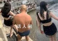 俄罗斯美女加入天津大爷跳水队伍 引市民们前来围观