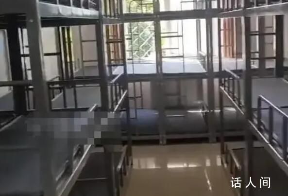 河北一小学宿舍现三层床铺 一个宿舍能住30多个人看起来十分压抑