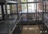 河北一小学宿舍现三层床铺 一个宿舍能住30多个人看起来十分压抑
