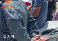 家长校门口接孩子用手为座位隔热 太暖心了