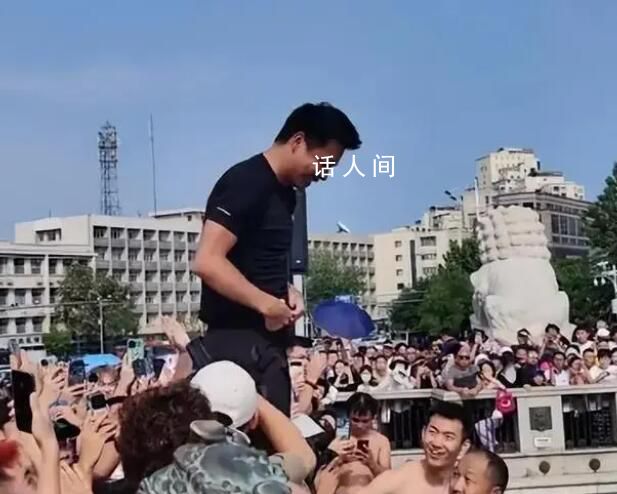 奥运冠军何冲也来天津跳水了 引起群众欢呼