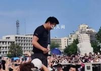 奥运冠军何冲也来天津跳水了 引起群众欢呼