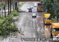台风苏拉过境 170斤壮汉站不稳