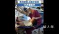 男孩喝饮料上瘾牙全烂14岁戴假牙 可乐雪碧却要连喝三瓶