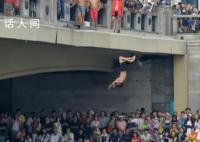 天津大爷跳水主打一个乐和 与现场观众搞怪互动