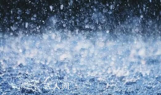 福州暴雨 消防车救援途中坠河