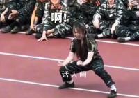 女生军训表演武术一声吼震慑全场 展现出了非凡的英姿飒爽