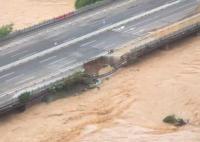 福州强降雨致一座大桥局部坍塌 受台风影响当地学校停课公交停运
