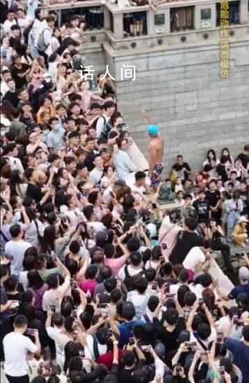 多人跟风天津大爷跳水晕厥 最后被大爷们救起