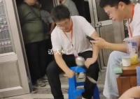 男子称因拒拆迁遭敲盆骚扰 当地回应