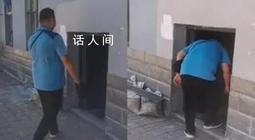 辽宁现“史上最矮单元门” 低头猫腰才能进去