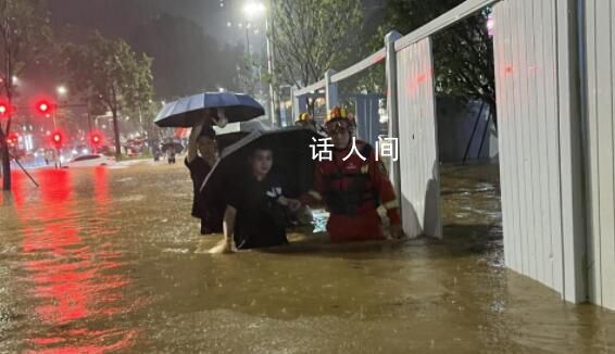 现场:广东洪水瞬间冲倒四五米高墙