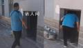 辽宁现“史上最矮单元门” 低头猫腰才能进去