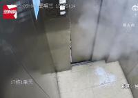 实拍:大妈拿铁架挡门“卡爆”电梯
