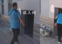 辽宁现“史上最矮单元门” 低头猫腰才能进去