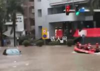 广州暴雨后严重内涝:积水没过车窗