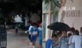 学生未订餐被赶出教室淋雨吃饭 教育局也已经介入