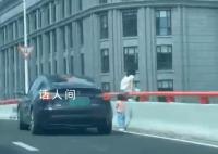 女子带女儿想跳高架?警方:已劝离