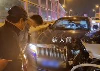 宝马冲入对向车道直撞劳斯莱斯 车灯受损严重