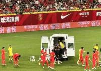 国脚李帅头部遭撞击疑失去意识 已被救护车直接拉走